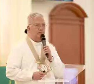 5 Gift giving of booklet for the Cause of Sr Lucia\'s Great Vision