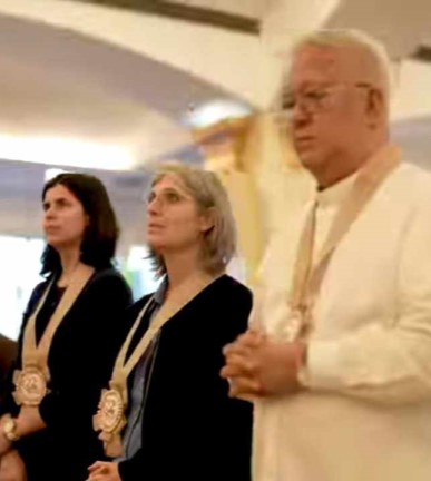 5 Gift giving of booklet for the Cause of Sr Lucia\'s Great Vision