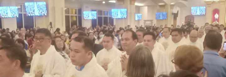 5 Gift giving of booklet for the Cause of Sr Lucia\'s Great Vision