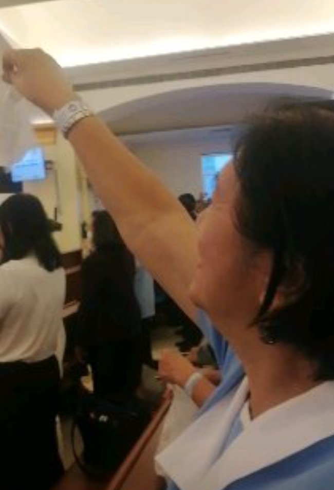 5 Gift giving of booklet for the Cause of Sr Lucia\'s Great Vision