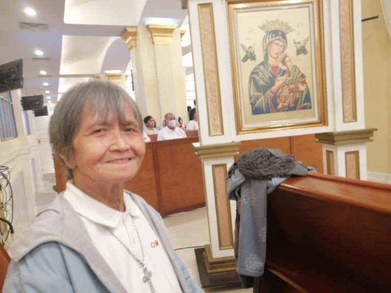 5 Gift giving of booklet for the Cause of Sr Lucia\'s Great Vision