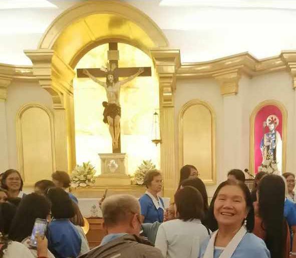 5 Gift giving of booklet for the Cause of Sr Lucia\'s Great Vision